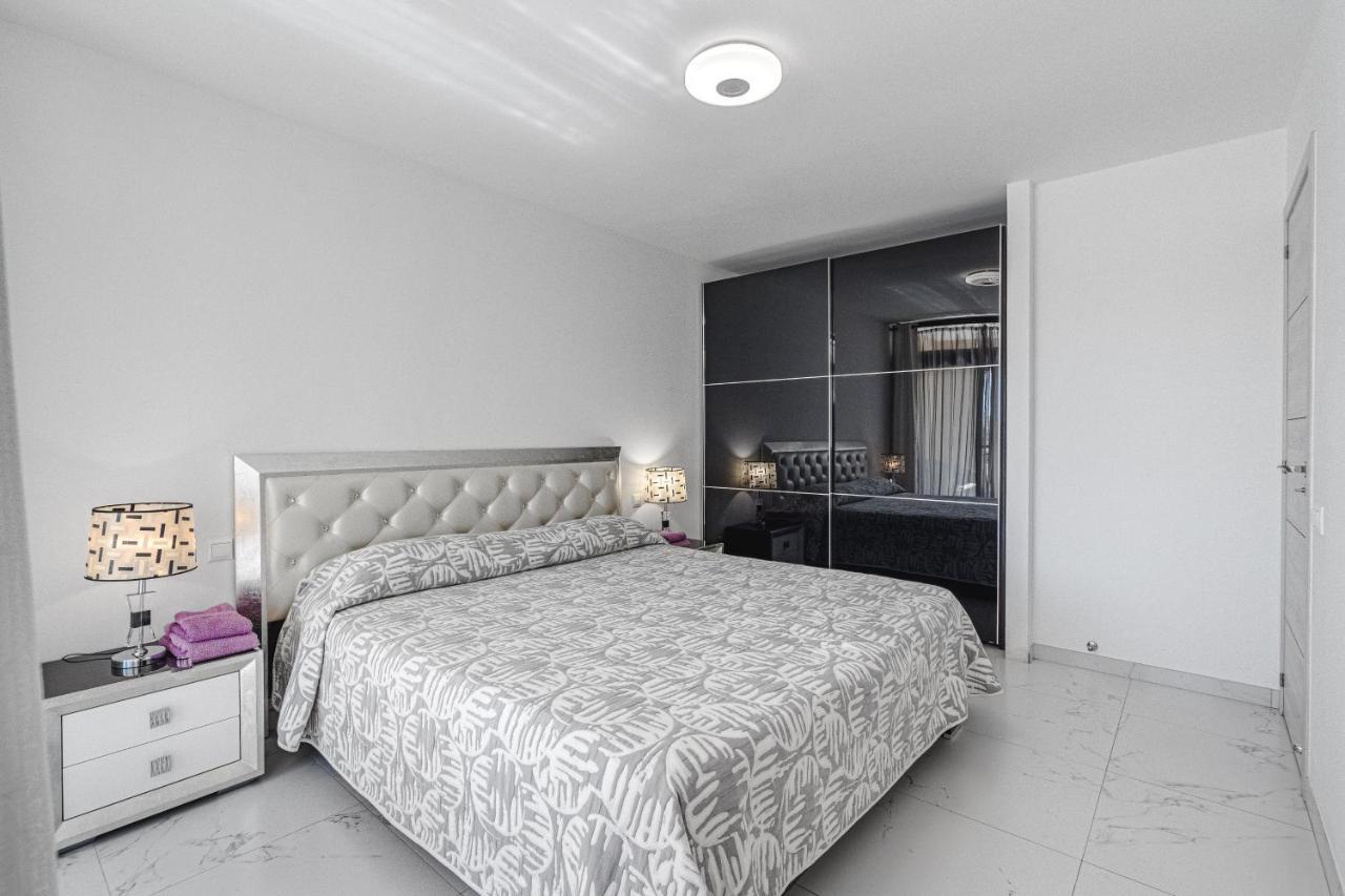 Amazing 3 Bedroom Apartment On The First Line Of The Best Las Americas Beach, Air Conditioner And Terrace Ocean View Playa de las Américas Exterior foto